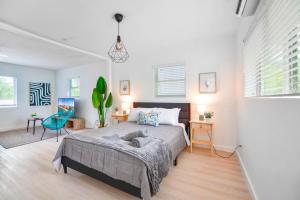 Miami Studio Steps to the Beach!