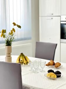 Family 4-bdr apartment with pool