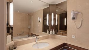Hotels Holiday Inn Nice - Port St Laurent by IHG : photos des chambres
