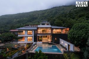 StayVista at Bael Leaf with Projector Setup, Pool - 4hvězdičkové hotely ve městě Nášik