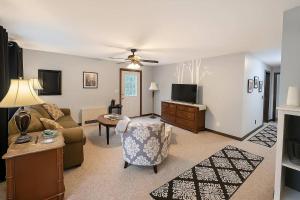 Cozy Stay. Shared Hot Tub, Views, Pool & Fire Pits