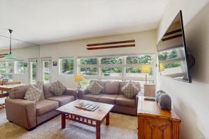 Cozy 1 Bedroom East Vail Condo #2C. Shuttle, Hot Tub, and Market on Site.