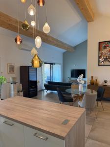 Grand appartement standing 110 m2 - Terrasse - 2 places de parking privées - Wifi gratuit - Situé à 5 minutes du centre-ville