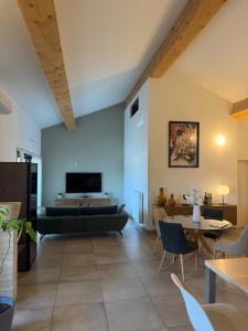 Grand appartement standing 110 m2 - Terrasse - 2 places de parking privées - Wifi gratuit - Situé à 5 minutes du centre-ville