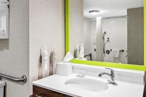 Queen Room with Mobility Access/Non-Smoking room in Hampton Inn Princeton