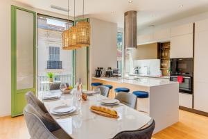 Appartements 33 MARINONI AP4438 by Riviera Holiday Homes : photos des chambres