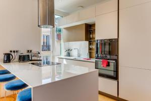 Appartements 33 MARINONI AP4438 by Riviera Holiday Homes : photos des chambres