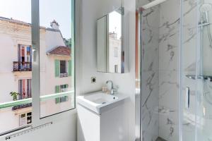 Appartements 33 MARINONI AP4438 by Riviera Holiday Homes : photos des chambres