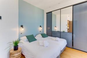 Appartements 33 MARINONI AP4438 by Riviera Holiday Homes : photos des chambres