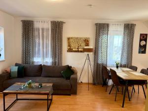 Mc Home Self Check-In Loftartiges und großes Apartment mitten im Grünen mit Balkon DG06, in Dobl bei Graz