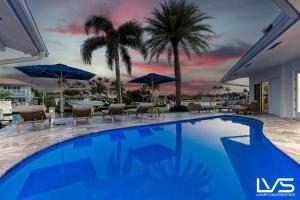 Villa Azul Coastal Oasis 5 Min Walk to Beach and Waterfront