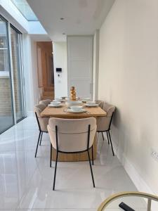 The Grand Royal Kilburn House - 4BR3BR w Parking