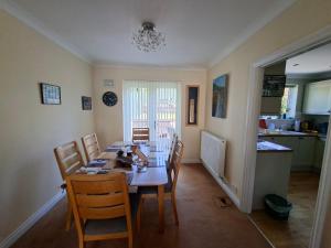 Large double room in pristine house close to Oxford