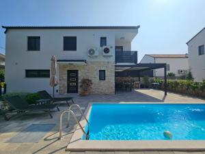 Villa Kaoru brand new Villa with a heated swimming pool