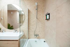 Elma 2 - Piata Romana