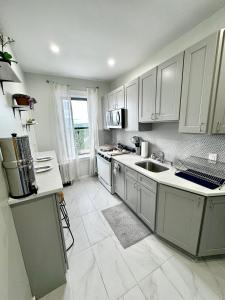 Sunny Jersey City 1BR, 25 min to NYC, 15min to EWR, King Bed, Hammock & Park Views