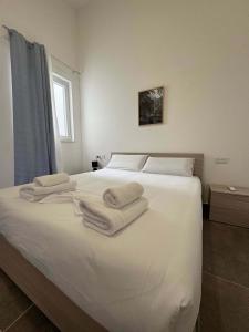 New Modern and Spacious 2B - by HostMT