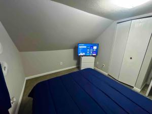 Downtown 2BR Gem: Near Soaring Eagle & Downtown