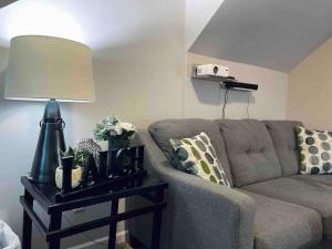 Downtown 2BR Gem: Near Soaring Eagle & Downtown