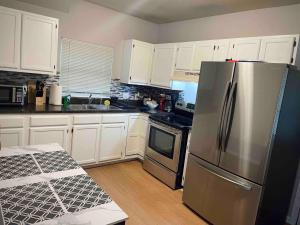 Downtown 2BR Gem: Near Soaring Eagle & Downtown