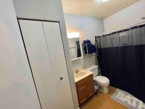 Downtown 2BR Gem: Near Soaring Eagle & Downtown