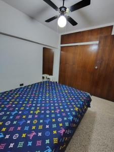 Habitación amoblada con baño compartido