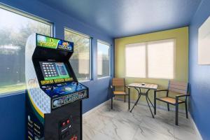 Serene Scottsdale Golf Pool Pickleball Games