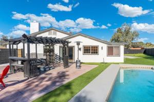 Serene Scottsdale Golf Pool Pickleball Games