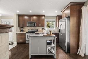 Social Haus Trendy 3BR Townhome in Bridgeland YYC