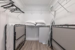 Opulence in Olive with Free Parking, 2 BR 2 baths Suite, 5 beds and Sleeps 8