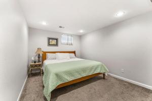 Modern Downtown Oasis Sunny Garden King Beds