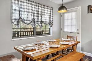 Little Bears Cabin Hot Tub Fireplace Grill