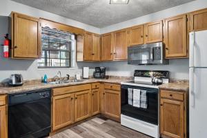 Little Bears Cabin Hot Tub Fireplace Grill