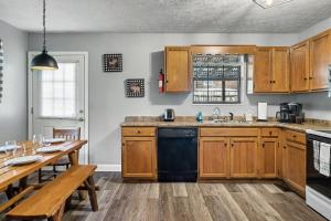 Little Bears Cabin Hot Tub Fireplace Grill