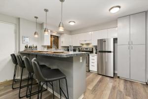 Stunning Downtown Condo - 5 min walk to Old Town!