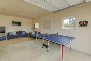 Family-Friendly Florence Home 3 Mi to the Coast!