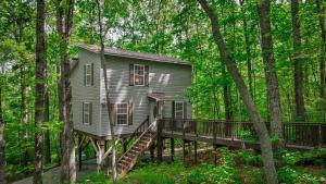 Peaceful Hideaway Treehouse near Little River Canyon