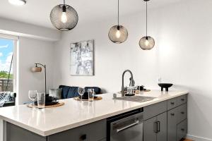 E426 Luxury 3 Bedroom Condo In Downtown Minneapolis, Minutes From Minneapolis Convention Center & US Bank Arena