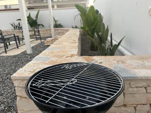 Salento Villa Cice, AC - WiFi - BBQ - parcheggio privato sorvegliato, due unità abitative indipendenti e giardino a due passi dal mare - Torre Ovo