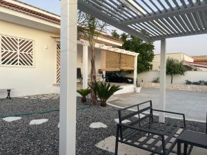 Salento Villa Cice, AC - WiFi - BBQ - parcheggio privato sorvegliato, due unità abitative indipendenti e giardino a due passi dal mare - Torre Ovo