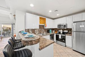 Las Palmas 2BD 2BA Suite Ground Floor- B101