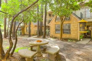 Pet-Friendly Condo with Pool Access in Houston