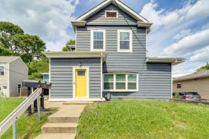 3 Mi to Dtwn Cozy Apt with Yard in Louisville!