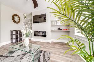 3 Mi to Dtwn Cozy Apt with Yard in Louisville!