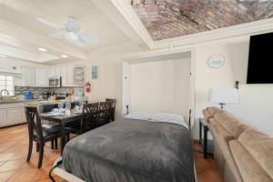 3 Story Home 3BR 2BA with Pool Garage and Rooftop View