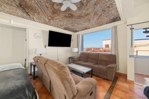 3 Story Home 3BR 2BA with Pool Garage and Rooftop View