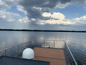 WOHLFÜHLBOOT Hausboot - Festlieger in der Marina Zaue am Schwielochsee - incl Stand Up Board