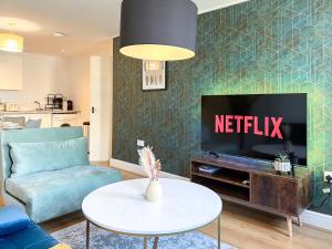 Exclusive Last-Minute Offer l Stylish 2-Bed Apartment for 6 Guests l Great Rates l Hofin Stays Short Lets & Serviced Accommodation