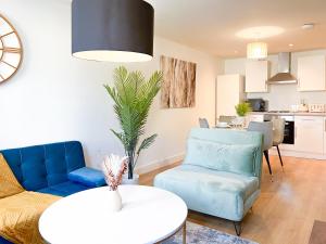 Exclusive Last-Minute Offer l Stylish 2-Bed Apartment for 6 Guests l Great Rates l Hofin Stays Short Lets & Serviced Accommodation