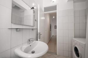 Sunny Beachside Apartment